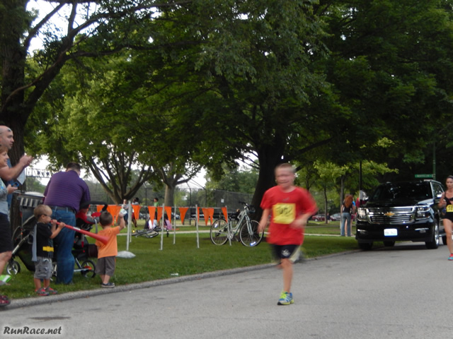 Runners of the 5-Km complete their first lap
