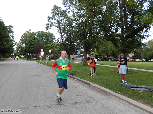 Chicago Full Moon Run action near the finish line
