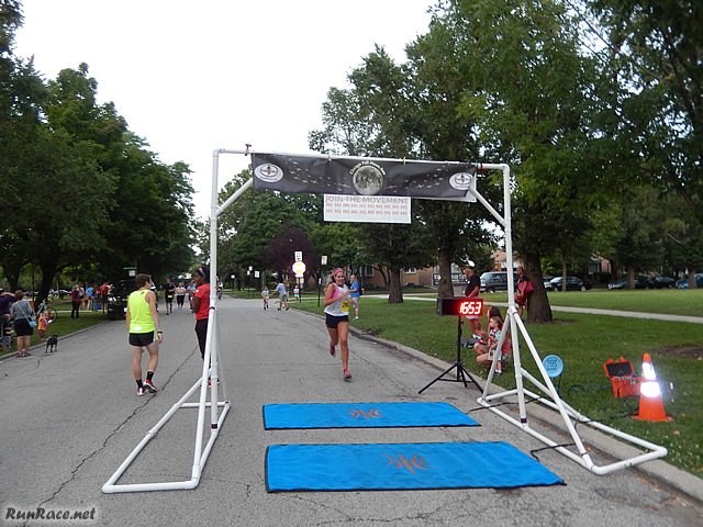 Chicago Full Moon Run action near the finish line