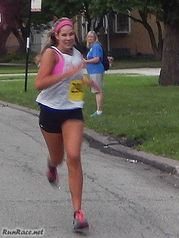 Chicago Full Moon Run action near the finish line