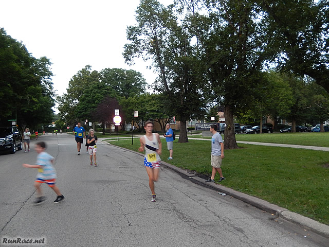Chicago Full Moon Run action near the finish line