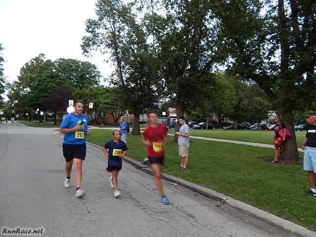 Chicago Full Moon Run action near the finish line