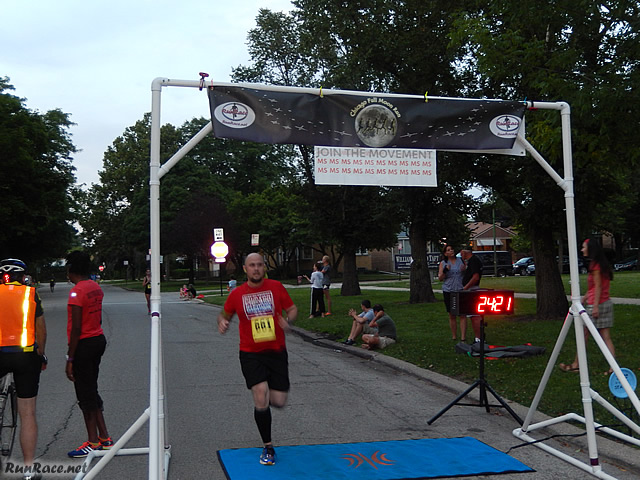 Chicago Full Moon Run action near the finish line