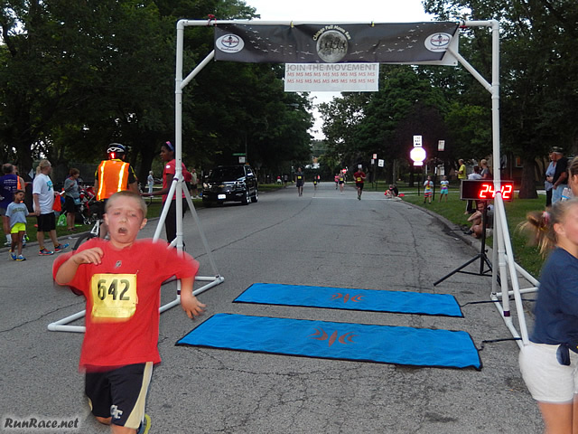 Chicago Full Moon Run action near the finish line