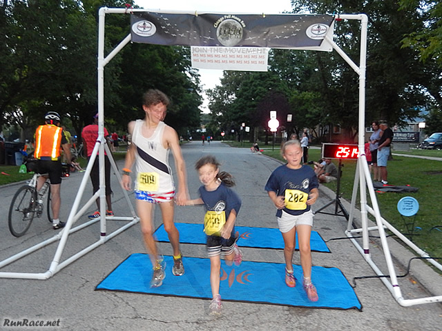 Chicago Full Moon Run action near the finish line