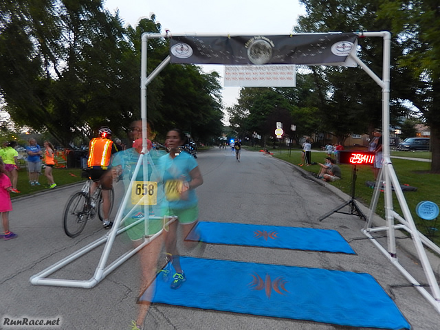 Chicago Full Moon Run action near the finish line