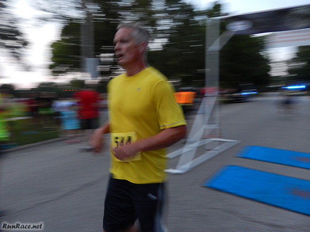 Chicago Full Moon Run action near the finish line