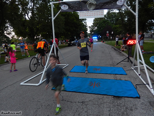 Chicago Full Moon Run action near the finish line