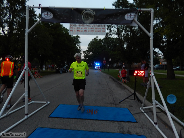 Chicago Full Moon Run action near the finish line
