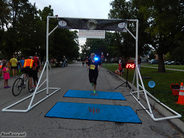 Chicago Full Moon Run action near the finish line