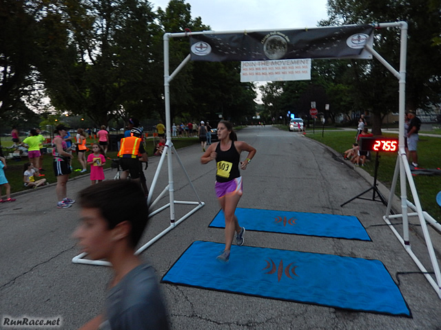 Chicago Full Moon Run action near the finish line