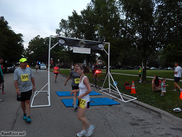 Chicago Full Moon Run action near the finish line