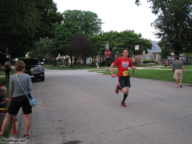 Runners of the 5-Km complete their first lap