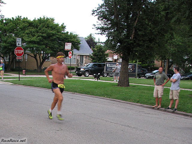 Runners of the 5-Km complete their first lap