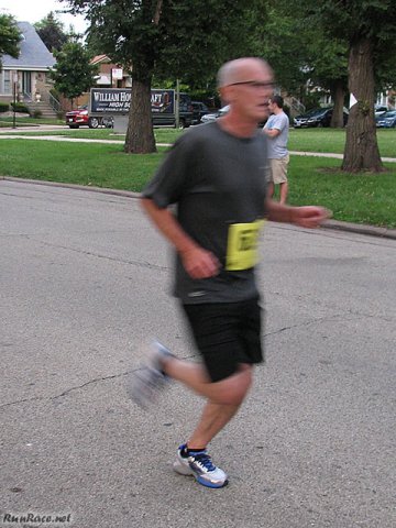 Runners of the 5-Km complete their first lap