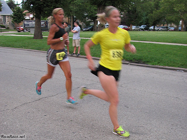 Runners of the 5-Km complete their first lap