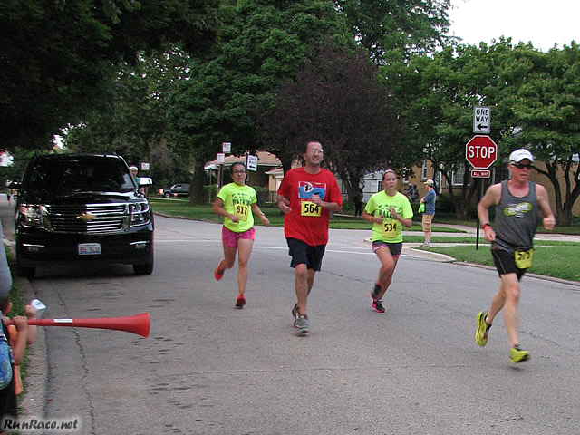 Runners of the 5-Km complete their first lap
