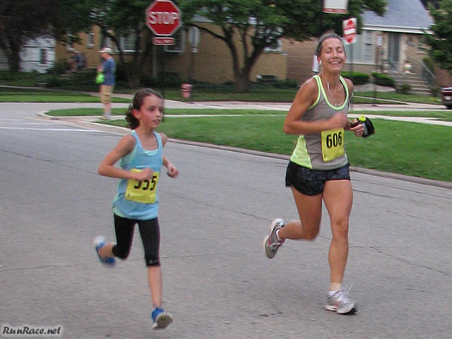 Runners of the 5-Km complete their first lap