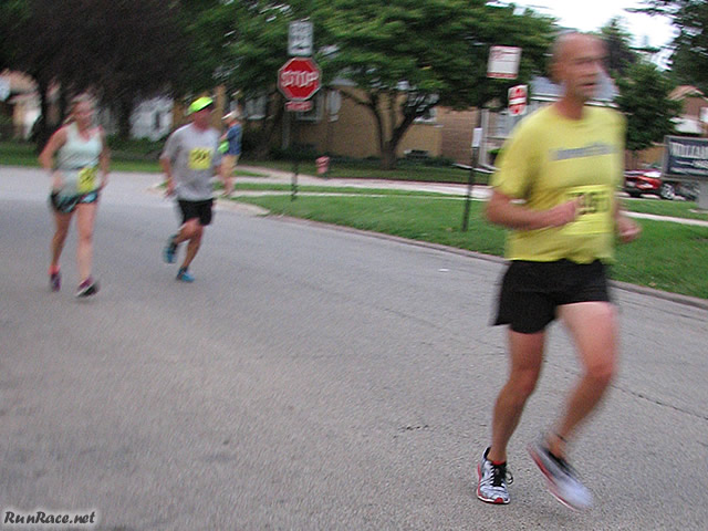 Runners of the 5-Km complete their first lap