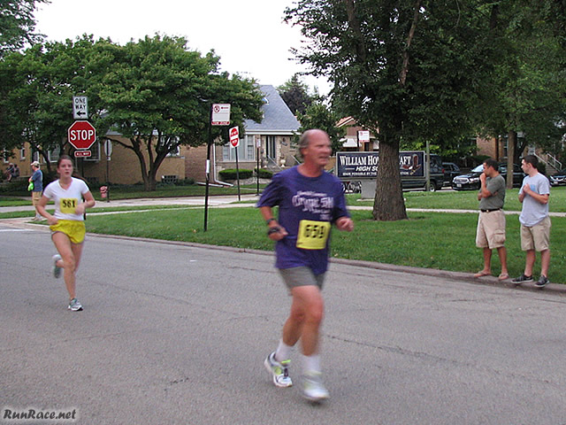 Runners of the 5-Km complete their first lap