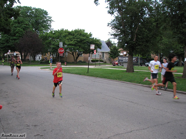 Runners of the 5-Km complete their first lap