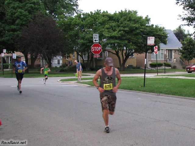 Runners of the 5-Km complete their first lap