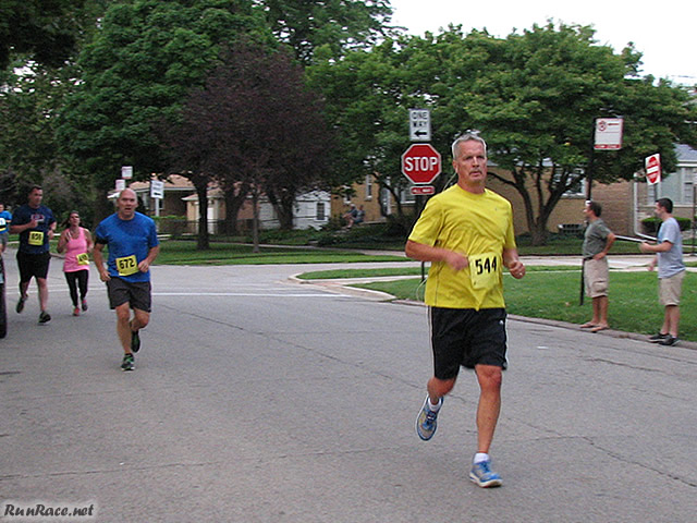 Runners of the 5-Km complete their first lap