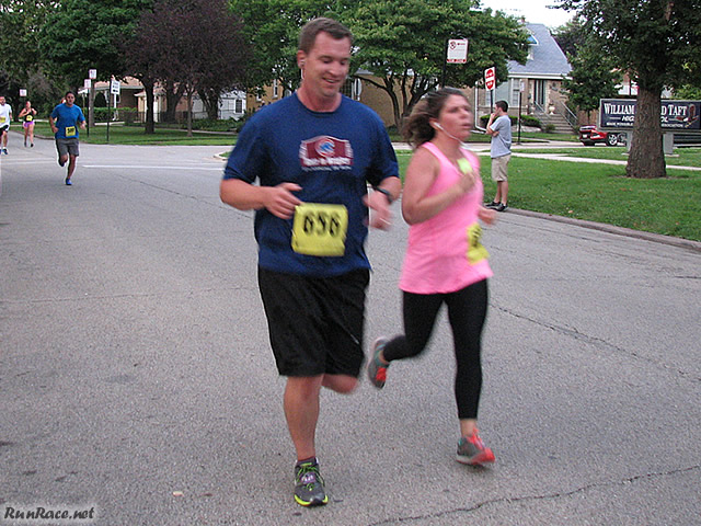 Runners of the 5-Km complete their first lap
