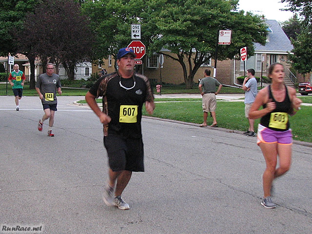 Runners of the 5-Km complete their first lap