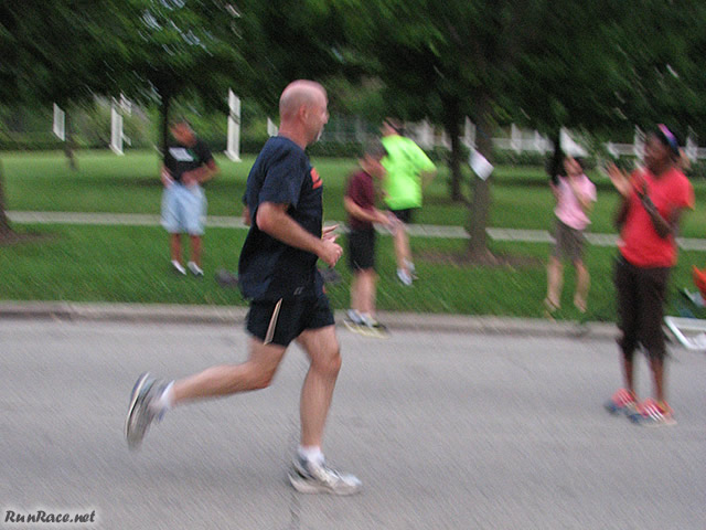 Runners of the 5-Km complete their first lap
