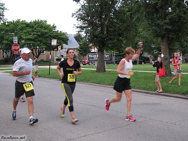 Chicago Full Moon Run action near the finish line