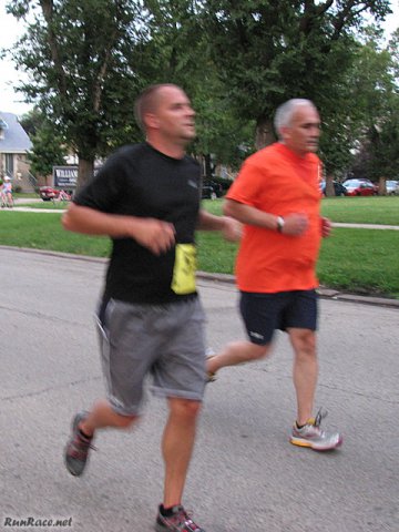 Chicago Full Moon Run action near the finish line