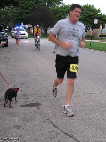 Chicago Full Moon Run action near the finish line