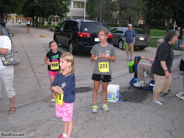 Chicago Full Moon Run action near the finish line