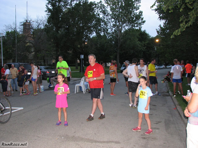 Chicago Full Moon Run action near the finish line