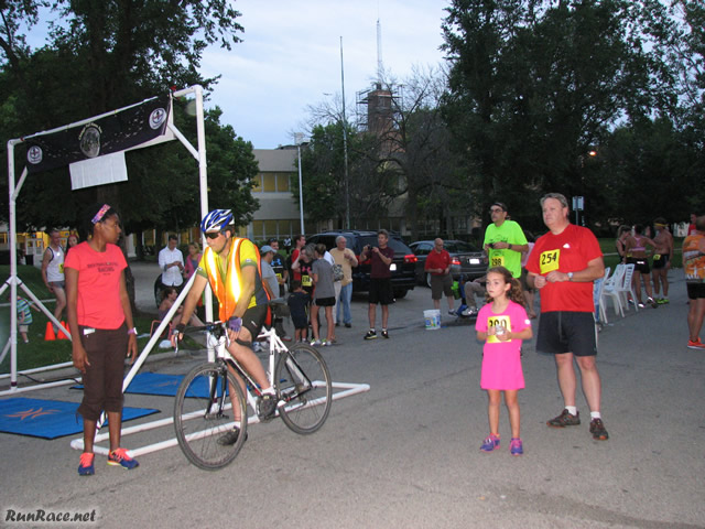 Chicago Full Moon Run action near the finish line