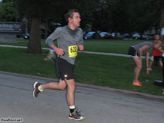Chicago Full Moon Run action near the finish line