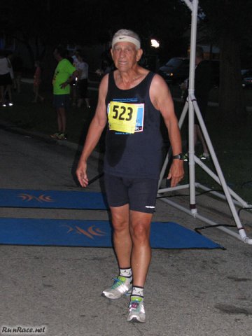 Chicago Full Moon Run action near the finish line