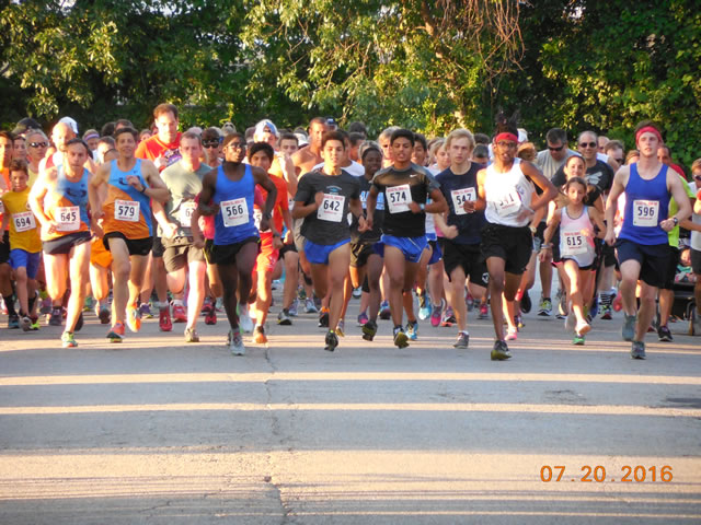 And they're off... start of the 5-Km featured event!